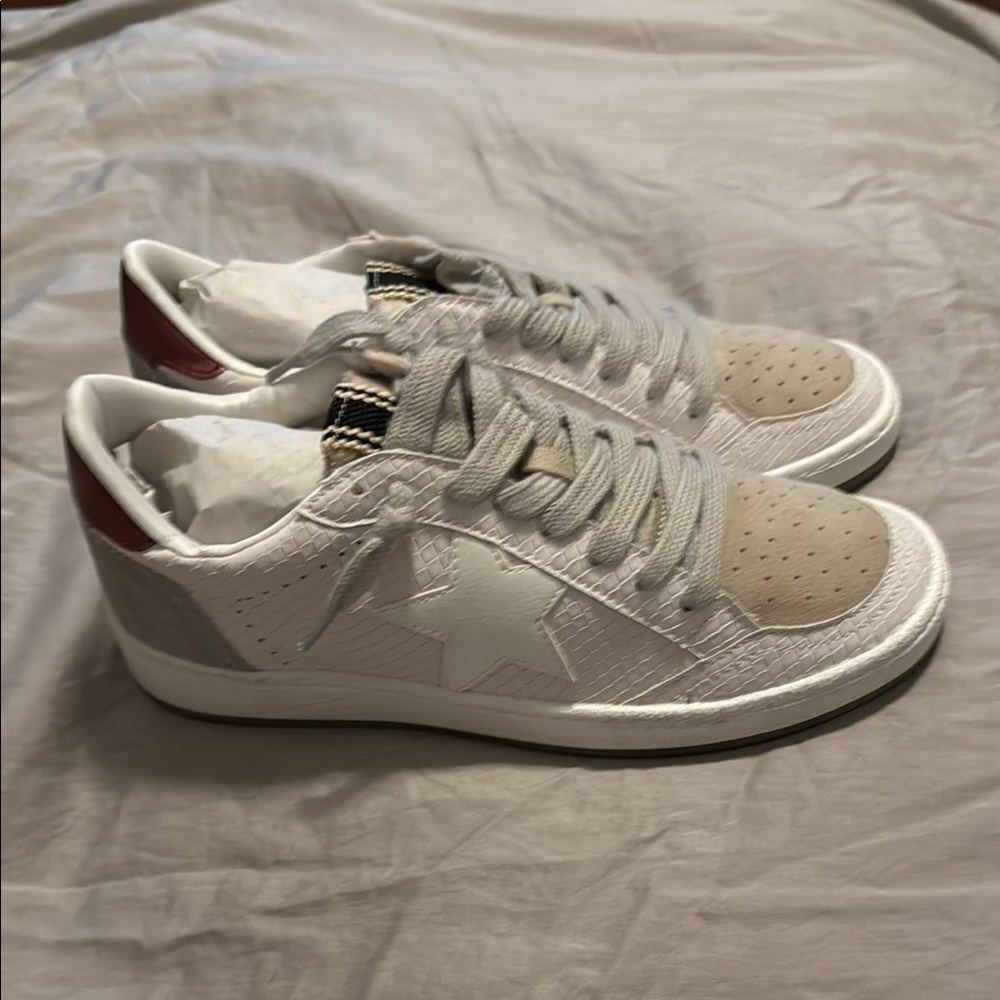 ShuShop White and Gray‎ Sneakers with Star Detail Size 8 - Picture 3 of 7